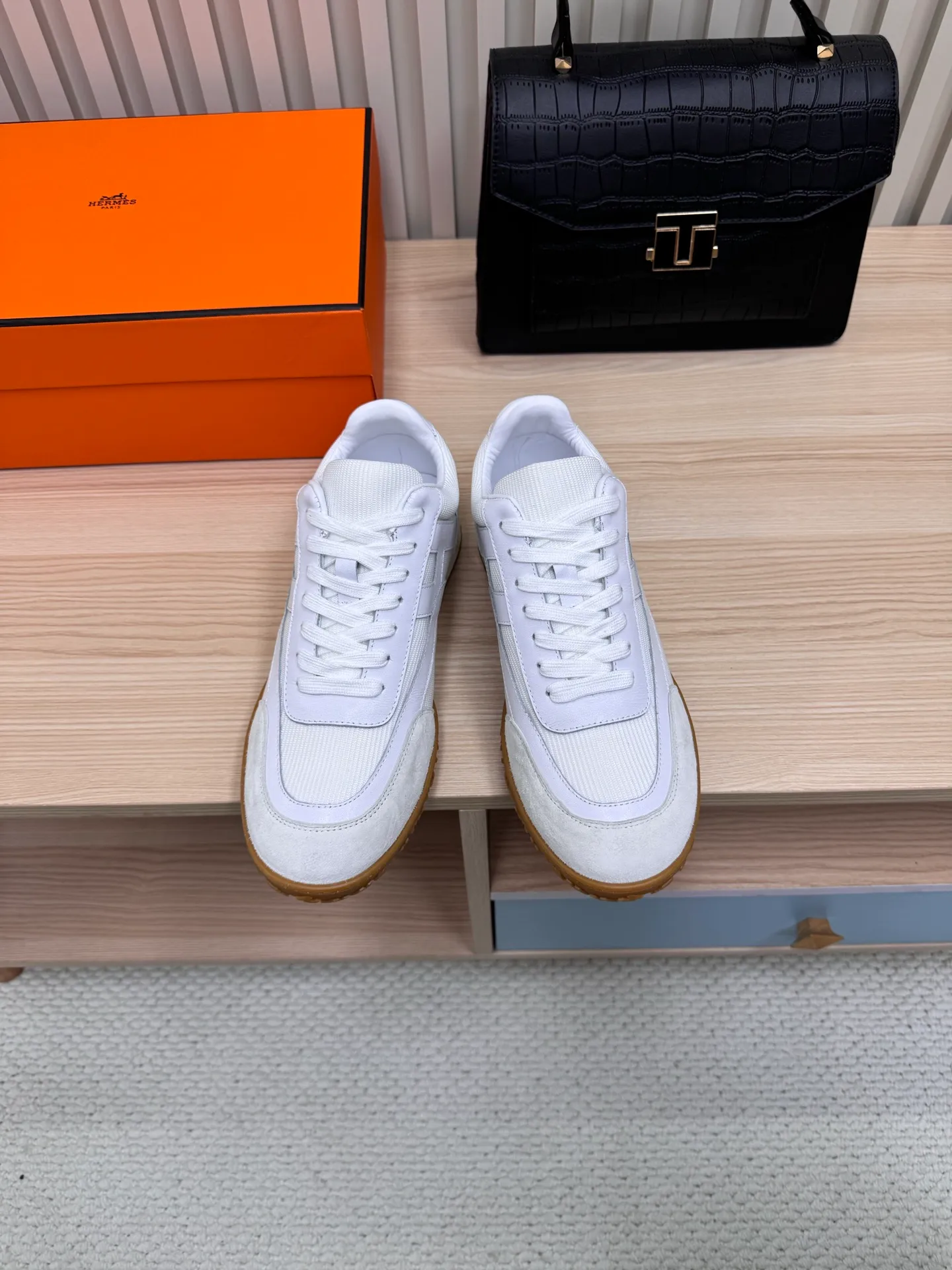 👟👟Ex-factory price 600👟👟 Hermes / Top version #couple style 24ss casual sneakers Suede goatskin sneakers decorated with contrasting patterns and iconic "H" details, beautifully packaged at the delivery counter🛍📦 Fabric: suede + down cloth Lining: mixed sheep lining Outsole: original TPU Bottom thickness: 2CM Size: 35-45